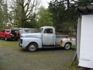 I almost drove by his house, until I looked in and saw this old truck. I just knew it was Dave's place. (Well, that and the big Goodson sign hanging by the house.) I almost drove by his house, until I looked in and saw this old truck. I just knew it was Dave's place. (Well, that and the big Goodson sign hanging by the house.)