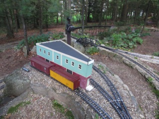 And past one of the few buildings on this great layout. Well, I walk past it; the train didn't really go here.