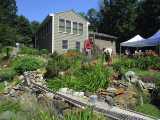Turn to the left from the previous picture and you get a great view of the house and flowers. Al Pomeroy and David Marconi were switching Pearce, while the saner folks sat in the shade...