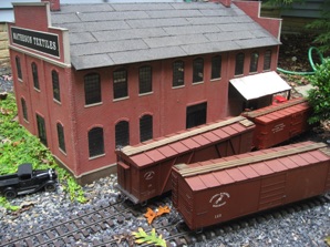 October 6.   Mike comes over for an ops session.   Here, boxcars are waiting at Matheson Textiles in Jackson.