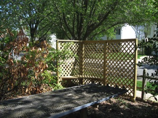 April 9.   Since this opened up the view, I wanted to put a barrier, but we haven't had much luck with plants down there - plus I did want some space to allow movement around Greensprings yard. We decided on a lattice screen. 